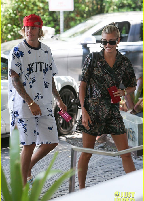 Justin và Hailey không rời nhau nửa bước sau khi đính hôn. Ảnh: Justjared