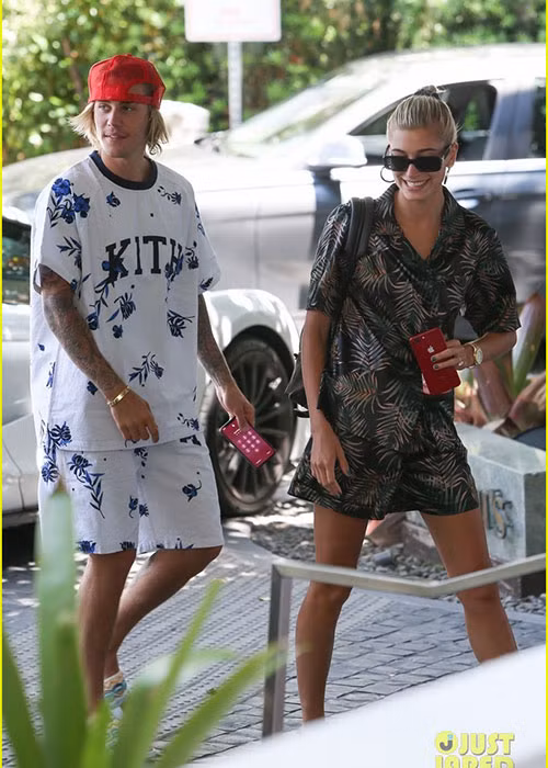Justin và Hailey không rời nhau nửa bước sau khi đính hôn. Ảnh: Justjared
