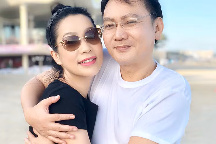 Vợ chồng sao Việt Trịnh Kim Chi ôm nhau tình cảm.