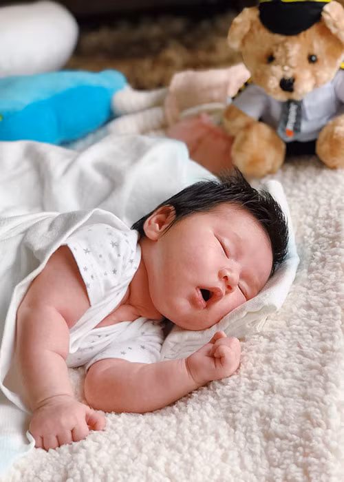 Hà Anh tâm sự ngày con gái tròn 1 tháng tuổi: "Mất bao nhiêu đêm ba mẹ mất ngủ để chăm con, băn khoăn, lo lắng, trông mong. Thấy con có giấc ngủ ngoan ngoãn, hạnh phúc và vô lo là ba mẹ quên đi bao mệt mỏi! Yêu con vô cùng Myla bé bỏng".