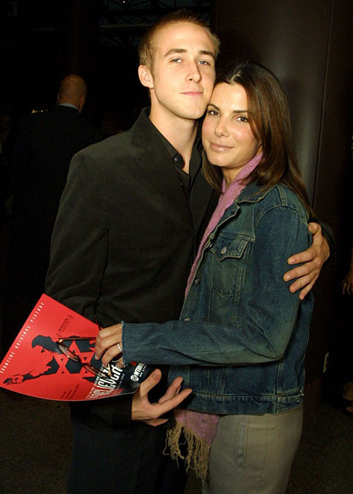 Năm 2012, Sandra Bullock yêu phi công trẻ Ryan Gosling. Sau 2 năm, cặp đôi hơn kém nhau 16 tuổi đường ai nấy đi. Ảnh: Glamour Mời quý độc giả xem clip "Madonna là ca sĩ giàu nhất thế giới". Nguồn: Youtube