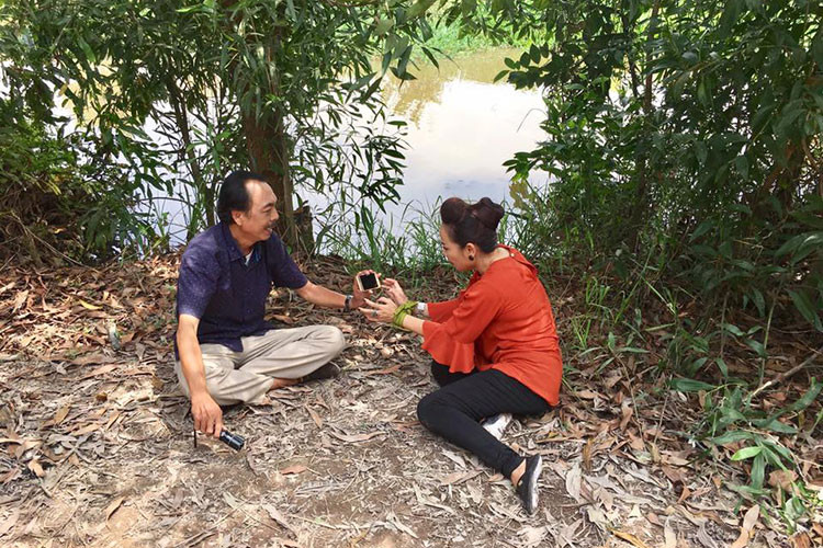 Hình ảnh Thanh Hoàng chụp ảnh selfie ở hậu trường một bộ phim.