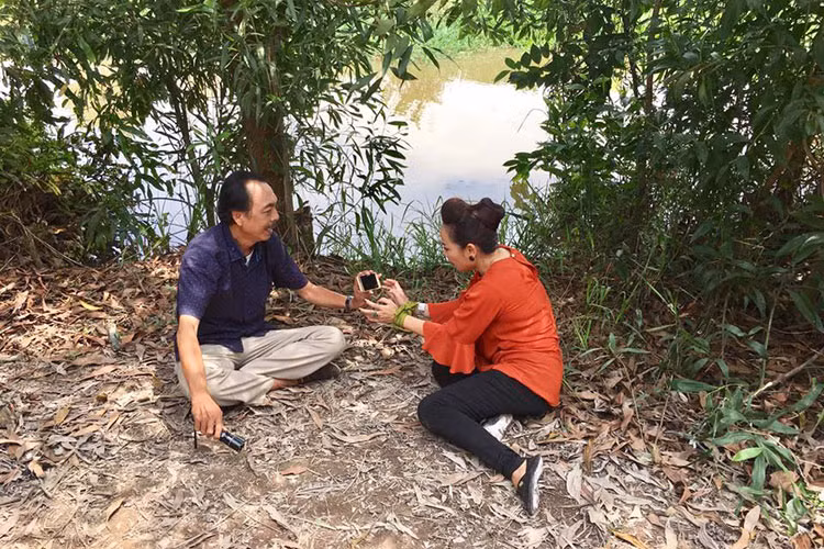 Hình ảnh Thanh Hoàng chụp ảnh selfie ở hậu trường một bộ phim.