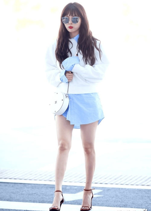 Hyunah: "Nữ hoàng gợi cảm" của Kpop có phong cách thời trang khá trẻ trung và dễ thương so với hình ảnh thường thấy trên sân khấu. Cô ưa thích phong cách giấu quần và kết hợp áo sơ mi màu xanh pastel trẻ trung cùng áo dài tay màu trắng. Trang phục của Hyunah không chỉ mang lại vẻ trẻ trung, tươi mới mà còn thuận tiện và thoải mái khi di chuyển bằng máy bay.