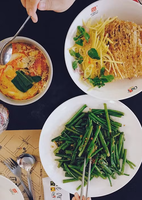 Nhiều thực khách đến đây vì thích các món như salad xoài cá trê chiên xù, chả tôm chiên, miến Thái áp chảo với cua lột, tom yum... Không gian của Chilli Thai ấm cúng, mang một chút hơi hướm Phật giáo, đem đến cảm giác tĩnh tại, tâm linh. Địa chỉ: 38 Mạc Thị Bưởi, quận 1. Ảnh: @nhidazzling, @rubyngo29, @scarhythm___, @t.ni307.