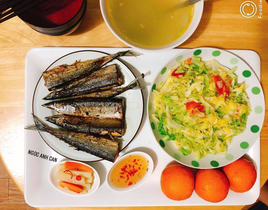 Thực đơn 10: Cá kìm chiên chấm mắm ớt, rau cải xào. Ăn kèm củ cải muối. Tráng miệng bằng hoa quả tươi.