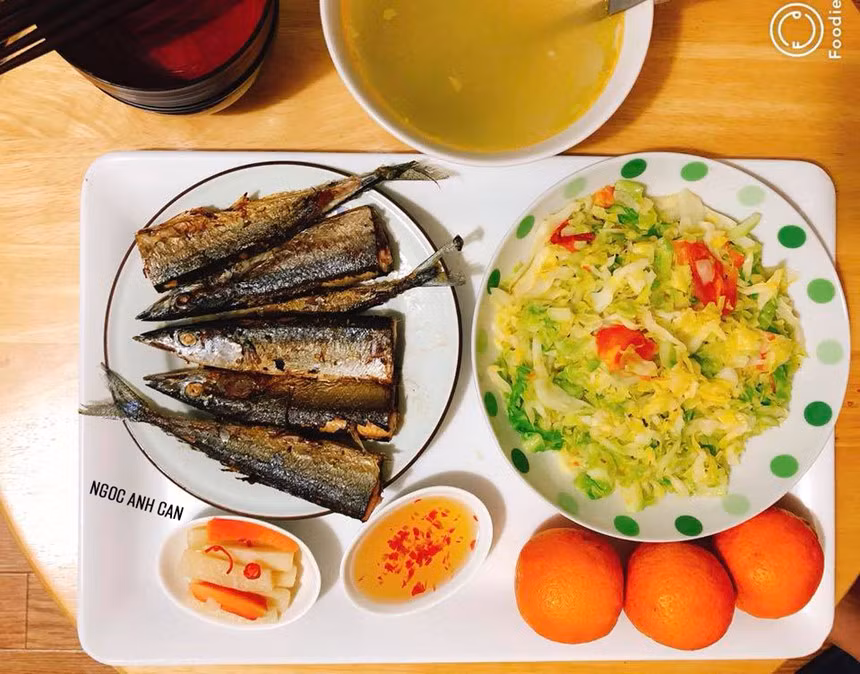 Thực đơn 10: Cá kìm chiên chấm mắm ớt, rau cải xào. Ăn kèm củ cải muối. Tráng miệng bằng hoa quả tươi.