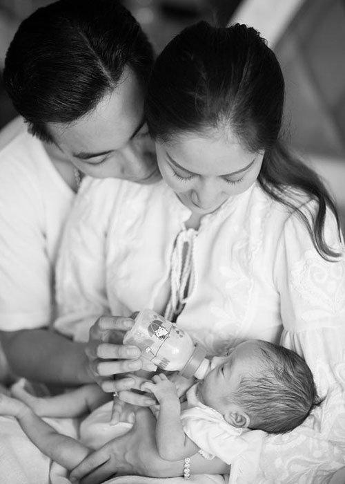 Vợ chồng sao Việt Khánh Thi - Phan Hiển cùng chăm con gái đầy tháng tuổi.