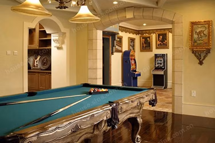 Có trong tay những bất động sản giá trị thế này nhưng Thư Kỳ lại kinh doanh cho thuê 7 năm qua và quyết định đi thuê nhà khác. Cô và Phùng Đức Luân kết hôn năm 2016 nhưng chưa có con. Cặp đôi có nhiều tin đồn, khi là chia tay, khi là mang thai nhưng đến nay vẫn chưa phản hồi gì.