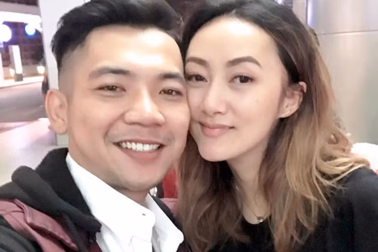 Trước khi kết hôn, Mai Quốc Việt không được gia đình Kellie ủng hộ vì hoạt động nghệ thuật. Bằng tình yêu chân thành, cặp đôi đã vượt qua rào cản này.