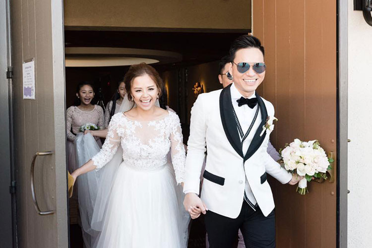 Nam ca sĩ Đình Bảo kết hôn với Helen Nguyễn vào tháng 2/2017 sau 8 năm hẹn hò tại Mỹ.