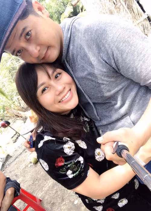 Vợ Việt kiều của Hoàng Anh từng bị chê kém sắc so với chồng. Thời điểm đó, nam diễn viên ra sức bênh vực bà xã.