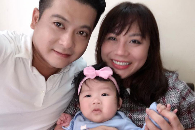 Hạnh phúc thêm viên mãn khi vợ chồng diễn viên Hoàng Anh chào đón cô con gái đầu lòng vào tháng 10/2017. Hiện, Hoàng Anh di chuyển giữa Việt Nam và Mỹ để tiện cho công việc.