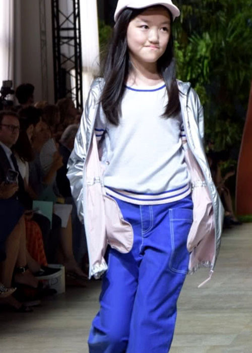 Con gái của Lý Á Bằng tự tin trong vai trò người mẫu nhí. Ảnh: QQ