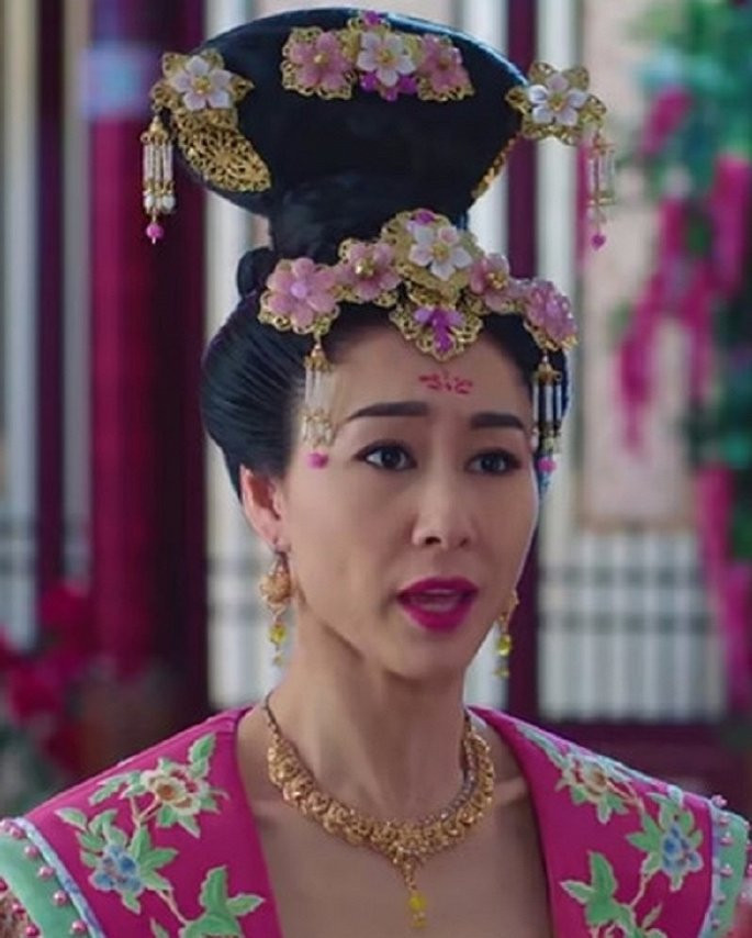 “TVB nghèo, quả thật quá nghèo. Không biết từ bao giờ, phim TVB luôn tiết kiệm khi làm phim”, QQ bình luận. Khán giả Đại lục lắc đầu khi thấy vai nữ chính "Cung tâm kế 2" - Hồ Định Hân - diện trang sức lòe loẹt, lông mày bên cao bên thấp.