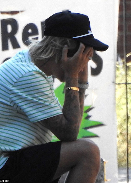 Mới đây, Justin gây chú ý khi bỗng tỏ ra căng thẳng trên phố sau một cuộc gọi điện thoại.