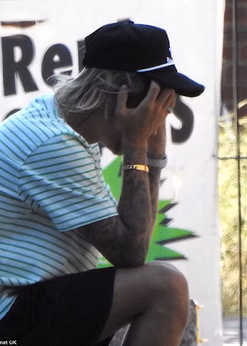 Mới đây, Justin gây chú ý khi bỗng tỏ ra căng thẳng trên phố sau một cuộc gọi điện thoại.