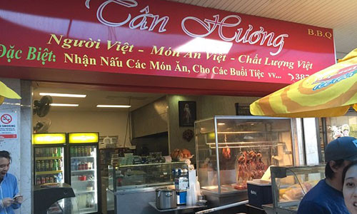 Biển hiệu sử dụng hoàn toàn tiếng Việt.