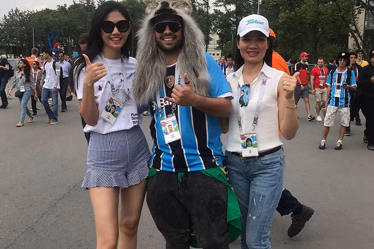 Hình ảnh Á hậu Thanh Tú bên các cổ động viên World Cup 2018.