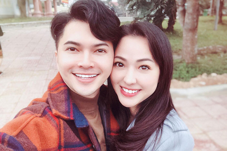 Có vợ con đề huề nhưng Nam Cường từng đối mặt với tin đồn giới tính. Sau nhiều lần giữ im lặng, nam ca sĩ cho hay anh không cần phải nói gì nhiều bởi có khá nhiều người bênh vực anh.