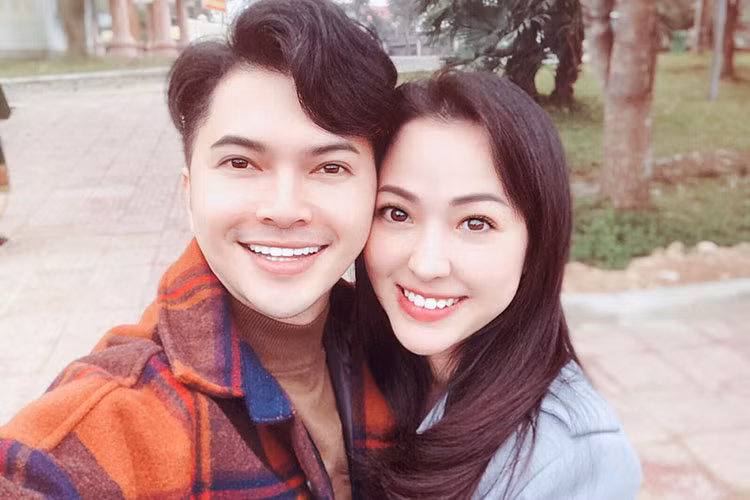 Có vợ con đề huề nhưng Nam Cường từng đối mặt với tin đồn giới tính. Sau nhiều lần giữ im lặng, nam ca sĩ cho hay anh không cần phải nói gì nhiều bởi có khá nhiều người bênh vực anh.