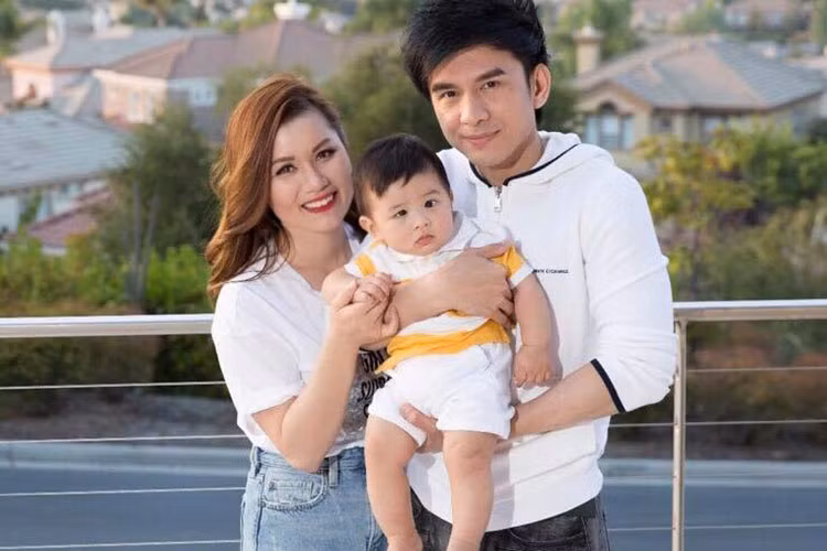 Mặc những lời đồn thổi về giới tính thật, Đan Trường vẫn hạnh phúc bên vợ và con trai. Về phía vợ của Đan Trường, cô luôn bênh vực chồng.