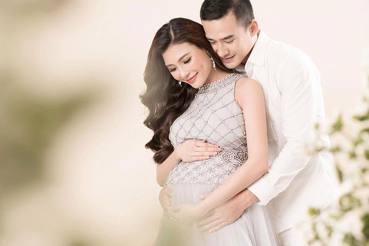 Trước tin đồn giới tính của Lương Thế Thành, Thúy Diễm phân trần ông xã hay trêu chọc đồng nghiệp nên mọi người hiểu lầm. Hiện tại, tổ ấm của sao nam Việt này vô cùng hạnh phúc.