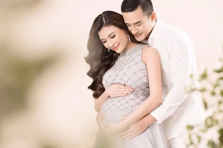 Trước tin đồn giới tính của Lương Thế Thành, Thúy Diễm phân trần ông xã hay trêu chọc đồng nghiệp nên mọi người hiểu lầm. Hiện tại, tổ ấm của sao nam Việt này vô cùng hạnh phúc.