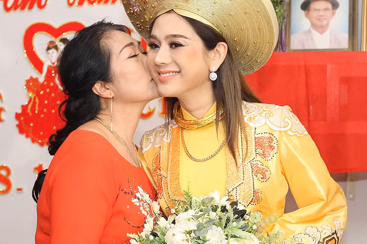 Mẹ chồng của Lâm Khánh Chi tên Trần Thị Liên. Khi biết con trai hẹn hò Lâm Khánh Chi, dù thương con trai nhưng bà vẫn không thể chấp nhận Lâm Khánh Chi bởi cô là người chuyển giới. Ảnh: FBNV