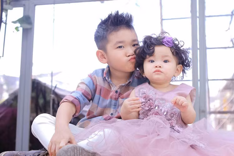 Con trai Thành Đạt rất yêu thương cô em gái cùng cha khác mẹ của mình.