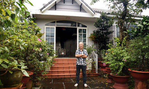 Khi về già, nghệ sĩ Tấn Thi tận hưởng cuộc sống bình yên với bà xã trong ngôi nhà rộng rãi.