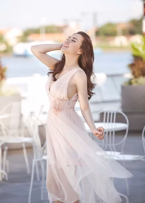 Trải qua 2 lần sinh nở, Vy Oanh ngày càng mặn mà, quyến rũ.