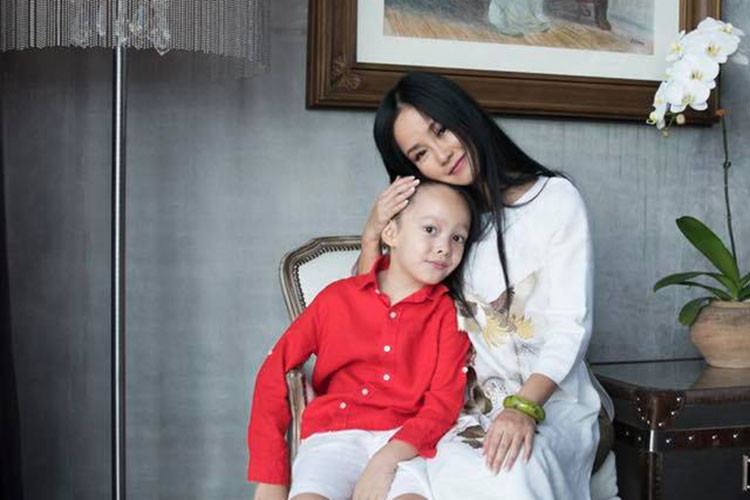 Hồng Nhung chia sẻ con trai đi nhổ răng.