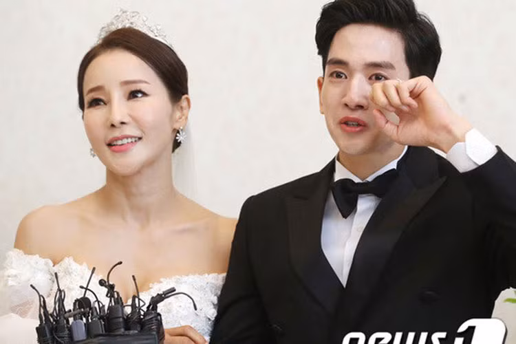 Mới đây, nam ca sĩ 29 tuổi Ryu Philip cũng kết hôn với "gái già". Bà xã của anh là nghệ sĩ 46 tuổi Shim Mina. Ảnh: News1