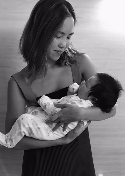 Hà My - em gái của Hà Anh cưng nựng bé Myla.