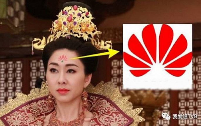 Khán giả còn xôn xao vì hình vẽ trên trán Hồ Định Hân giống hệt logo một thương hiệu. Theo Sina, TVB đã dán logo lên trán Hồ Định Hân để tiết kiệm chi phí.