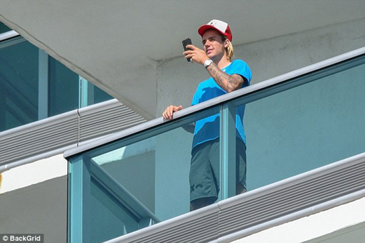 Sau khi cầu hôn Hailey, Justin vẫn giữ hình ảnh trên tay được cho là dành cho bạn gái cũ Selena Gomez. Ảnh: Dailymail