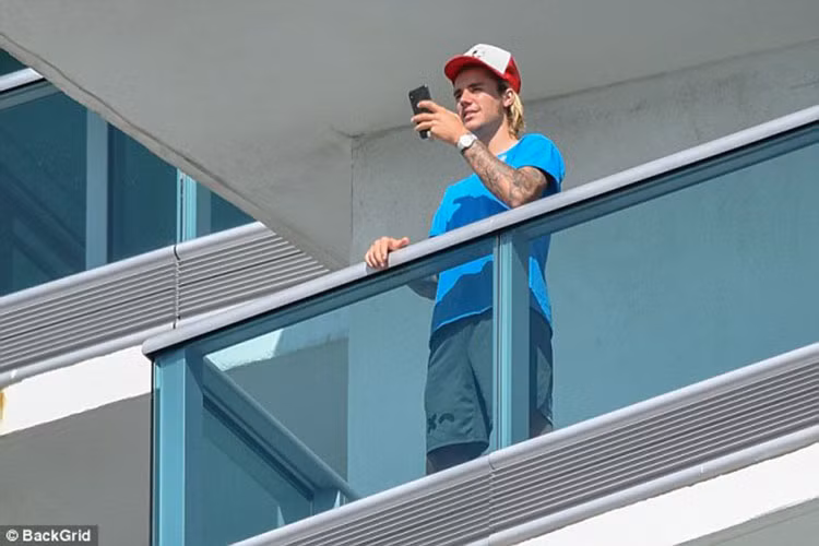 Sau khi cầu hôn Hailey, Justin vẫn giữ hình ảnh trên tay được cho là dành cho bạn gái cũ Selena Gomez. Ảnh: Dailymail