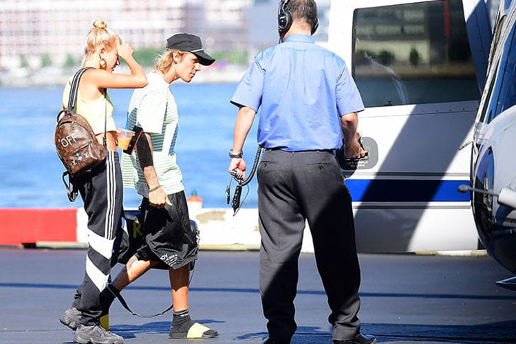 Ngày 7/7 vừa qua, Justin Bieber đã cầu hôn Hailey Baldwin. Sau khi từ Bahamas về New York, cặp đôi đi trực thăng đến New Windsor.