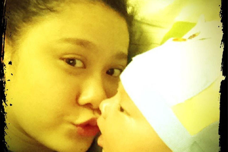 Trương Quỳnh Anh chia sẻ hình ảnh con trai lúc mới chào đời. "Chúng ta của những ngày lúc mới yêu. Thời gian trôi qua nhanh quá, cục cưng ơi", cô tâm sự.