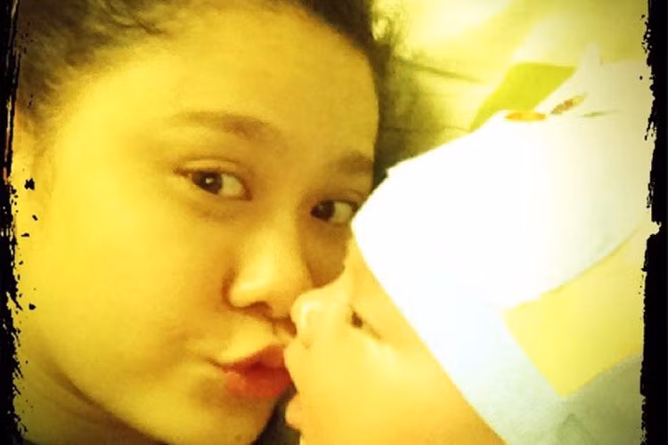 Trương Quỳnh Anh chia sẻ hình ảnh con trai lúc mới chào đời. "Chúng ta của những ngày lúc mới yêu. Thời gian trôi qua nhanh quá, cục cưng ơi", cô tâm sự.