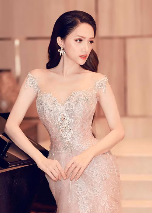 Gần đây, Hương Giang bất ngờ bị Hồng Quế tố đến trễ show thời trang. Về phía Hương Giang, cô khẳng định đi đúng giờ của ban tổ chức.