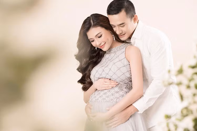 Lương Thế Thành cũng hạnh phúc thông báo con trai đã chào đời: "Con là tèo con, con được 1 tháng tuổi rồi, sau 1 tháng quậy ba mẹ của con không còn nhớ ngày giờ gì hết thì hôm nay con chính thức ra mắt với các cô chú".