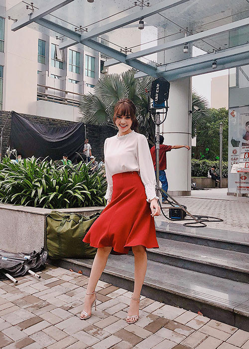 Ninh Dương Lan Ngọc rạng rỡ đi quay hình.