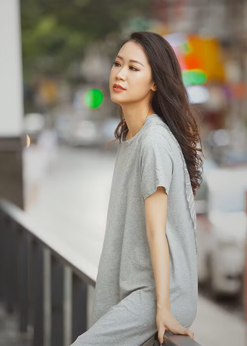 Sao Việt Dương Thùy Linh đi chụp ảnh ngày mưa.