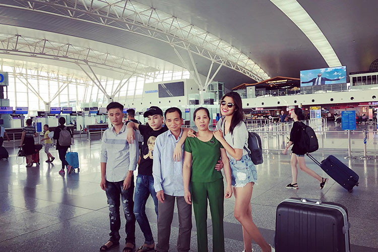 Nguyễn Thị Thành đưa bố mẹ và em trai đi du lịch Thái Lan.