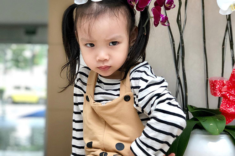 Con gái út của Trịnh Kim Chi say mê tạo dáng trước ống kính máy ảnh của mẹ.