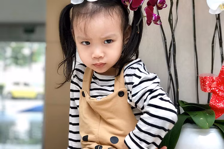 Con gái út của Trịnh Kim Chi say mê tạo dáng trước ống kính máy ảnh của mẹ.