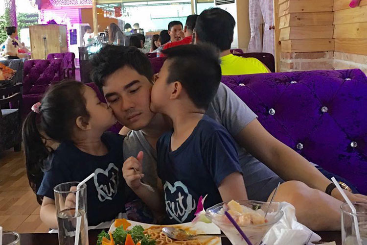 Con trai, con gái Thành Được dành nụ hôn tình cảm cho bố.
