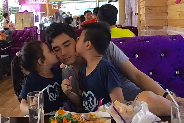 Con trai, con gái Thành Được dành nụ hôn tình cảm cho bố.